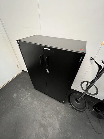 Kontorskab, hattehylde, stumtjener, stol og ventilationstårn