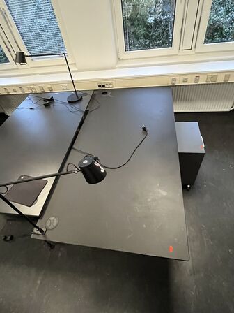 Fire hæve/sænkeborde. 