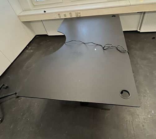 Fire hæve/sænkeborde. 