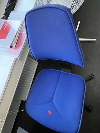 Kinnarps kontorstol samt fodstøtte og gulvventilator