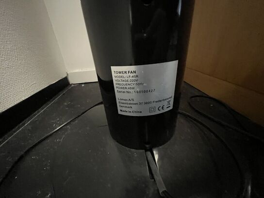 Locker med to rum, ventilatorsøjle, knagerække og papirkurv