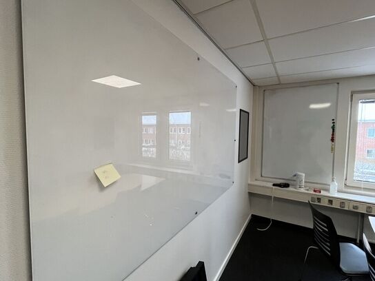 To glastavler og et whiteboard