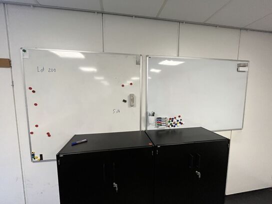 Tre whiteboards, assorterede. 