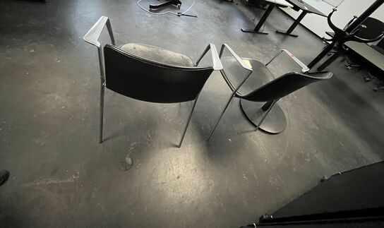 To armstole og en stumtjener