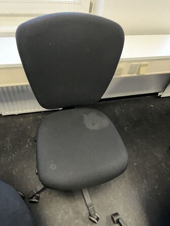 Otte kontorstole, assorterede.