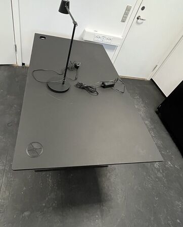 Fire hæve/sænkeborde. 