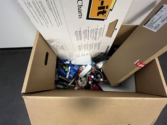 To whiteboarde samt diverse kontorartikler. 