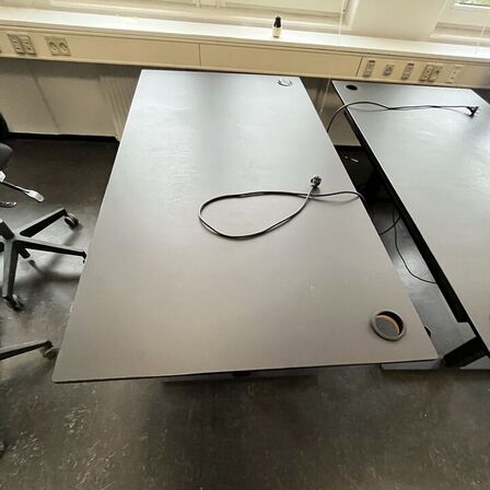 Fire hæve/sænkeborde. 