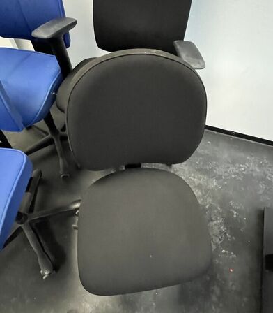 Fire kontorstole, assorterede.