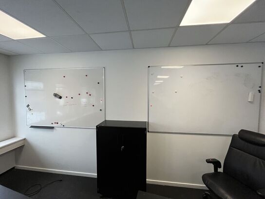 Fem whiteboards, assorterede.