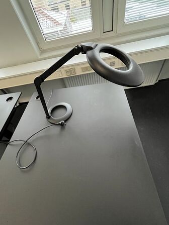 To hæve/sænkeborde og to bordlamper. 