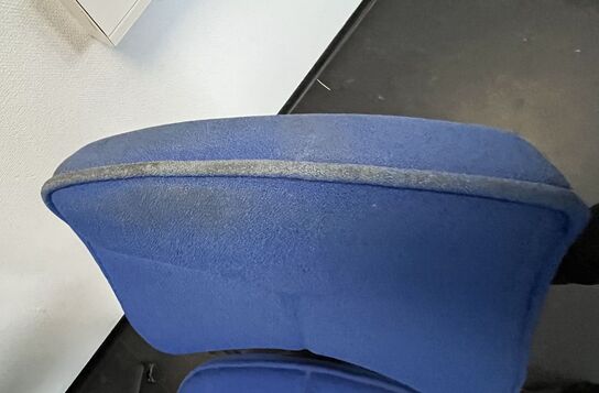 To Kinnarps kontorstole. 