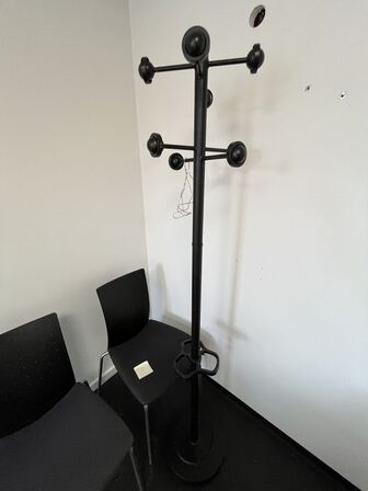 To stole samt en stumtjener