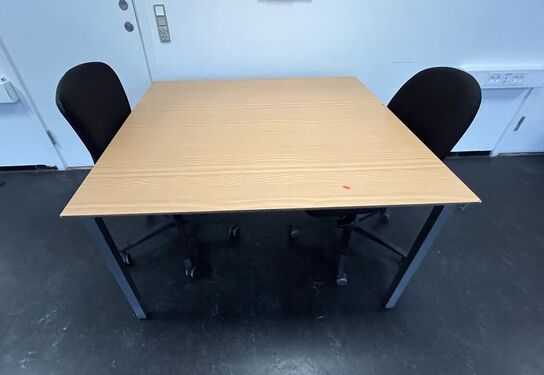 Mødebord med to kontorstole. 