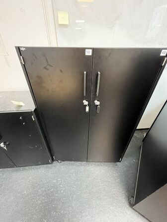 Fem assorterede kontorskabe