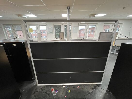 To skærmvægge. Måler ca. 180 x 160 cm.