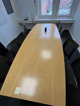 Mødebord med 8 Holmris Flexform stole