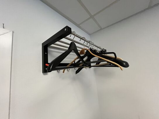 Locker med to rum, ventilatorsøjle, knagerække og papirkurv