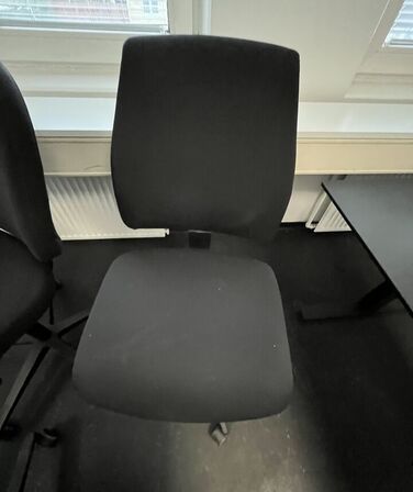 Tre kontorstole, assorterede.