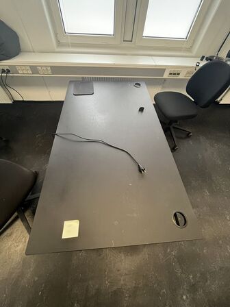 Tre hæve/sænkeborde  med tre stole. 