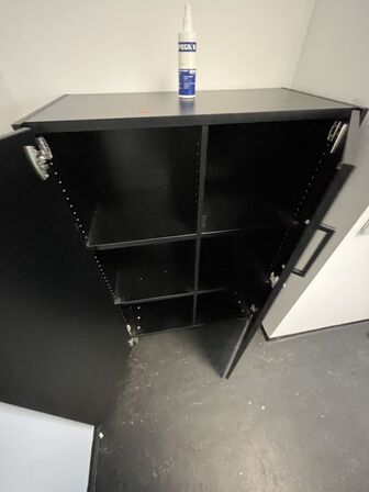 Tre kontorskabe, EFG, samt skuffemodul og bordventilator.