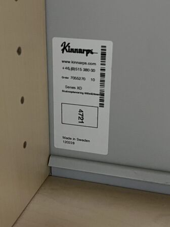 Kinnarps locker med to rum. 