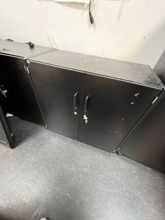 Fem assorterede kontorskabe