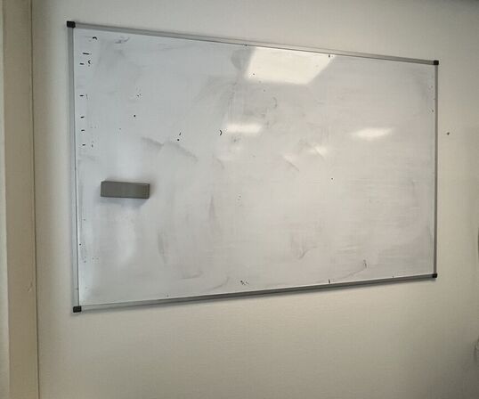 Whiteboard på stativ samt væghængt whiteboard.