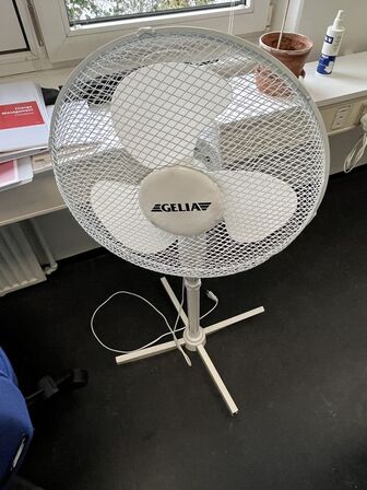 Kinnarps kontorstol samt fodstøtte og gulvventilator