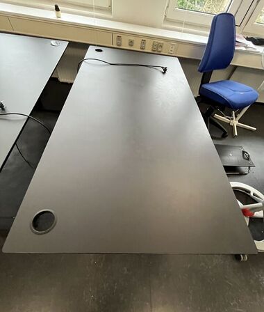 Fire hæve/sænkeborde. 