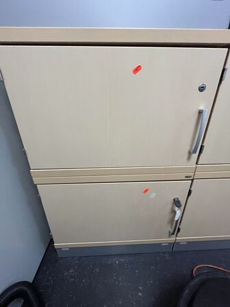 Kinnarps locker med to rum. 