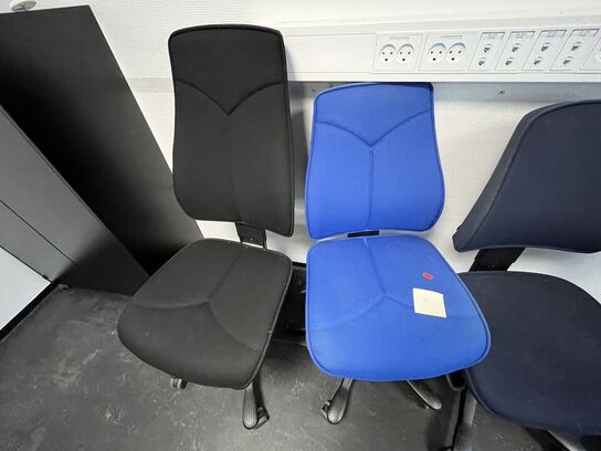 Fire kontorstole, assorterede.