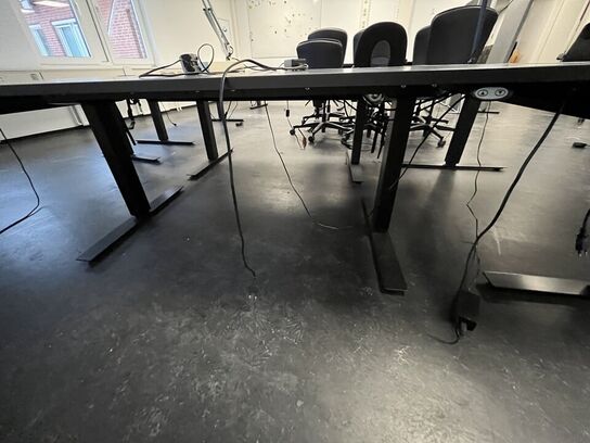 Tre hæve/sænkeborde. 