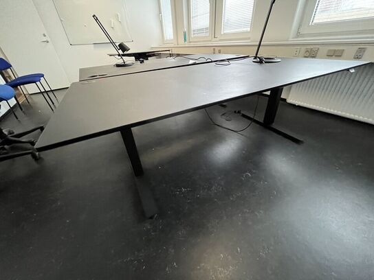 To hæve/sænkeborde og to bordlamper. 