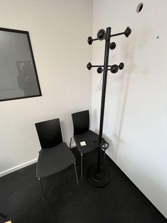 To stole samt en stumtjener