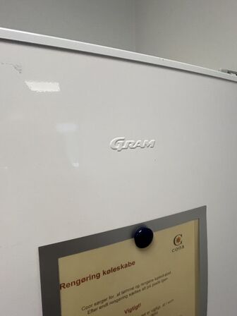 Gram køleskab.