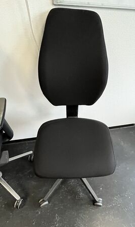 Tre kontorstole, assorterede.