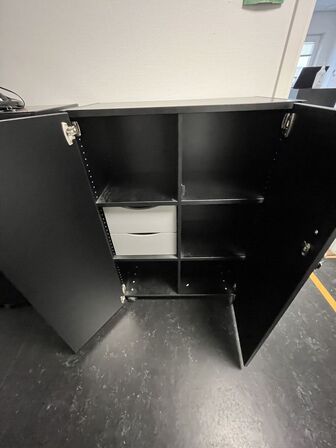 Tre kontorskabe, EFG, samt skuffemodul og bordventilator.