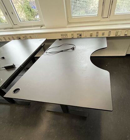 Fire hæve/sænkeborde. 