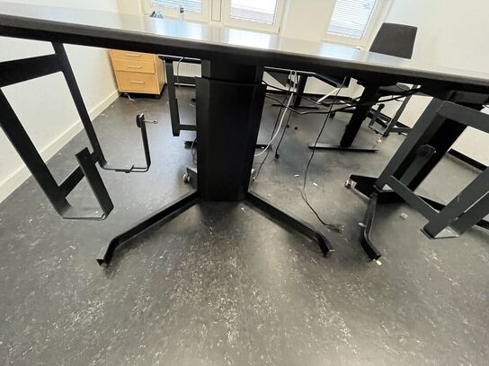 To små hæve/sænkeborde. 