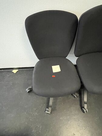 Tre kontorstole, assorterede.