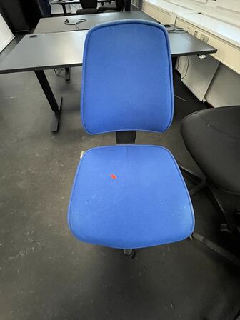 Tre kontorstole, assorterede.