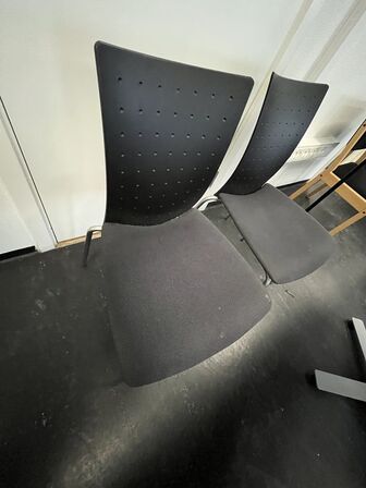 Tre stole og en stumtjener