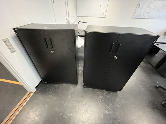 To kontorskabe, EFG, samt skuffemodul og bordventilator.