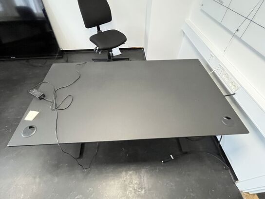 To hæve/sænkeborde samt en stol