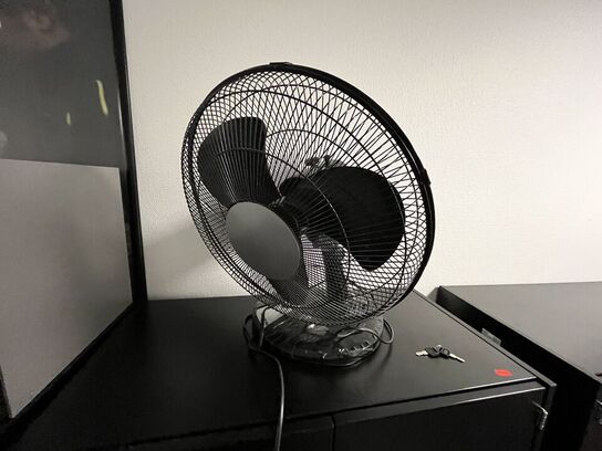 Tre kontorskabe, EFG, samt skuffemodul og bordventilator.