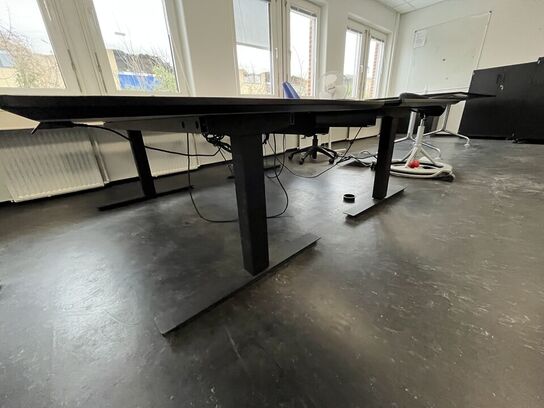 Fire hæve/sænkeborde. 