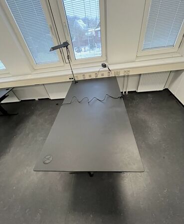 Fire hæve/sænkeborde. 