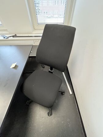 To hæve/sænkeborde sa,mt en kontorstol. 