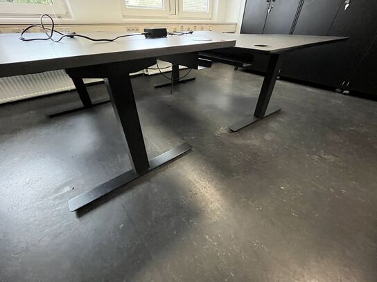 Fire hæve/sænkeborde. 